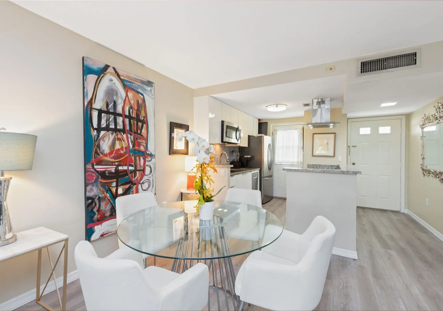 **Walk To The Beach And Downtown Naples**Seasonal Furnished Rental Available** 2 Beds 2 Baths ** — Photo 2