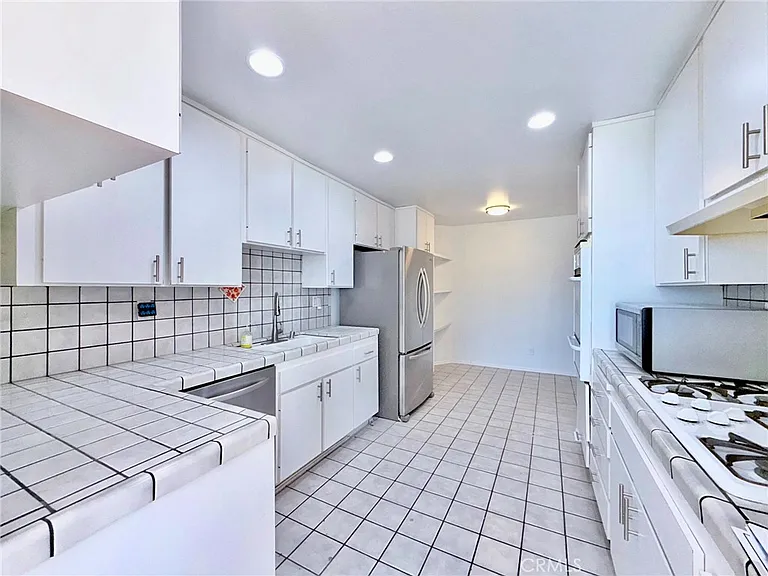 1129 Larrabee St #10 — Photo 4