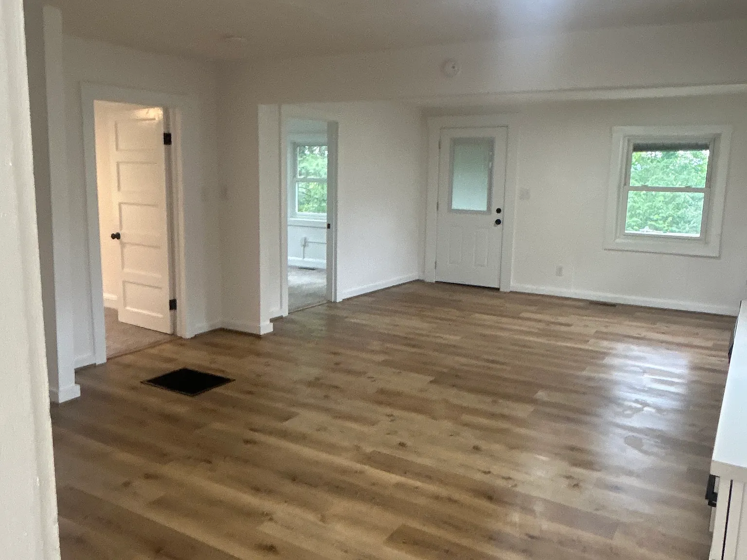 3 bed, 988 sqft, $1,650 — Photo 3