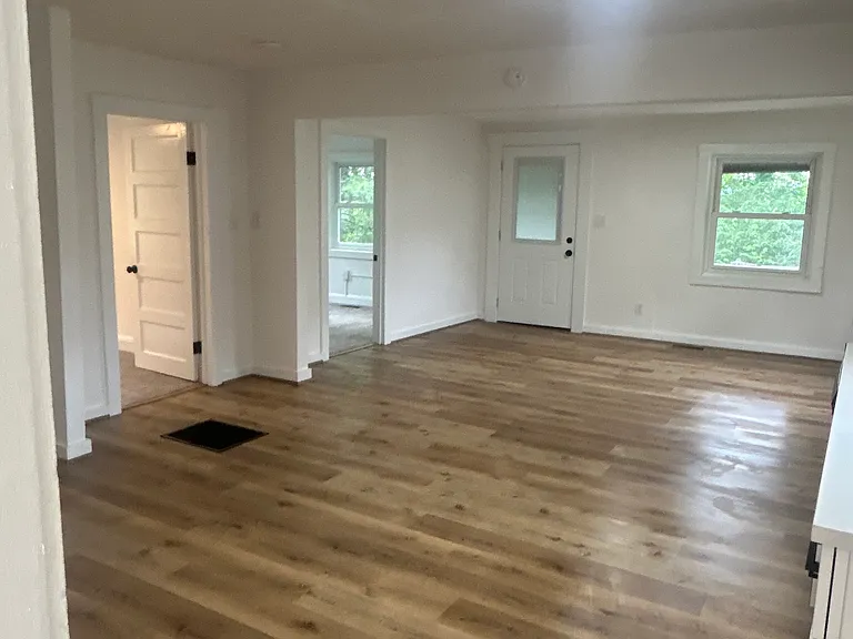 1433 Gladstone Ave SE — Photo 3