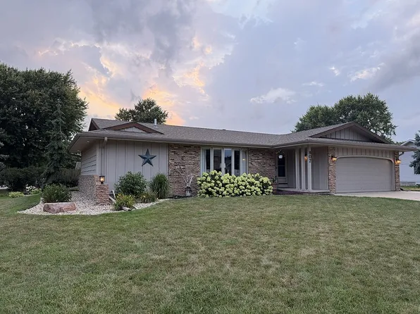 807 4th Ave NE, Sioux Center, IA 51250