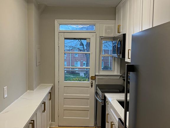 3rd image of 16 Auburn Ct APT A