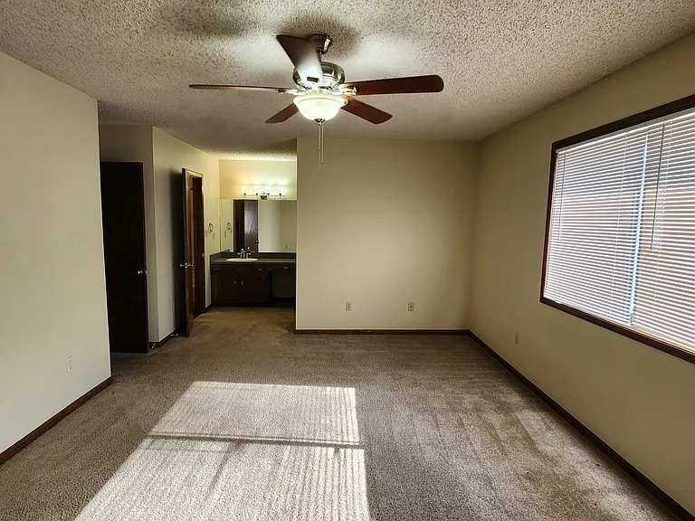 1023 E Redwood Rd — Photo 17