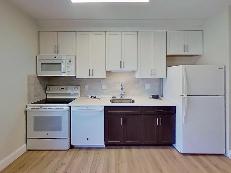 462 Main St #13 — Photo 3