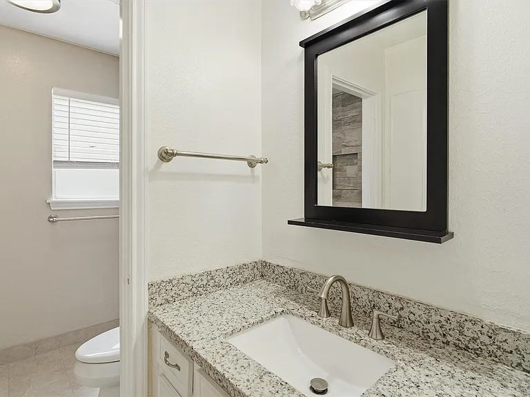 2119 Williamsburg Ct S — Photo 16