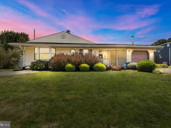 98 Pinewood Dr, Levittown, PA 19054