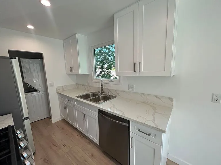 1467 E Broadway #1467.5 — Photo 6