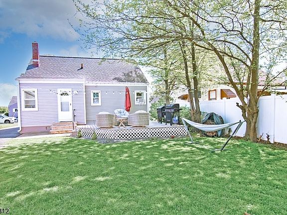 5th image of 104 Hillcrest Ter