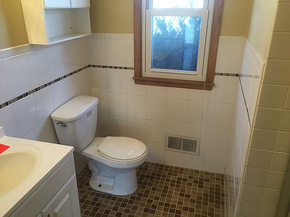 4th image of 3229 Buchanan St NE