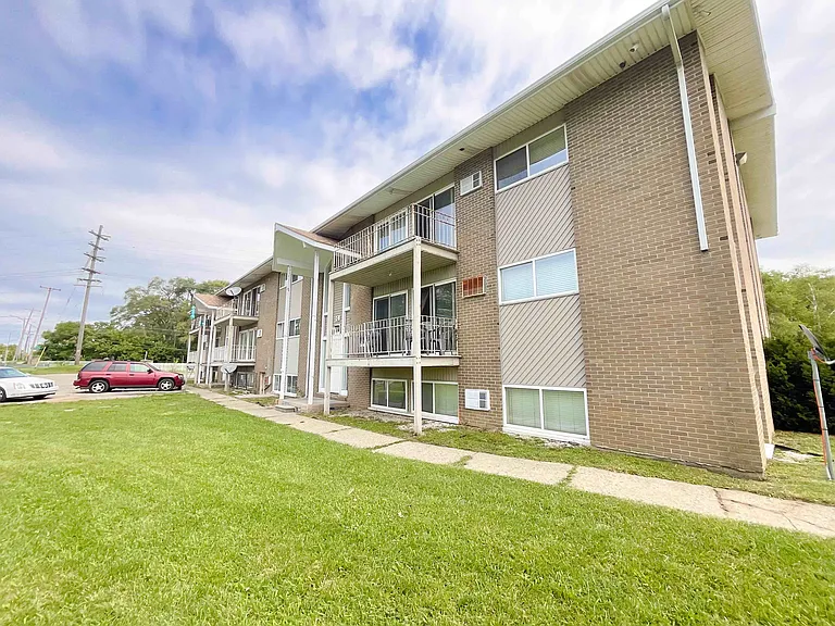 Village Shores Apartments — Photo 16
