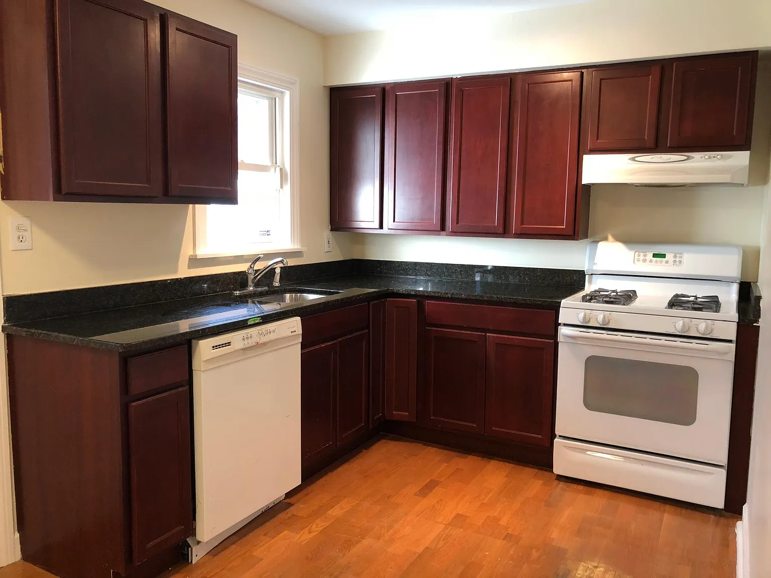 4 bed, 1360 sqft, $3,900 — Photo 4