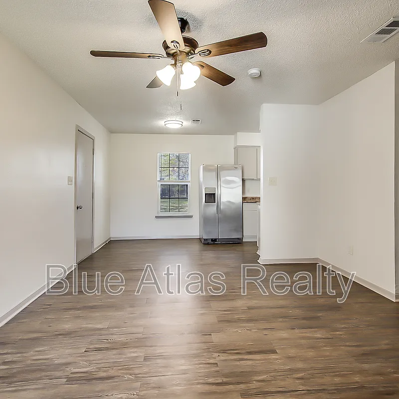 3 bed, 1.0 bath, 945 sqft, $1,595 — Photo 3