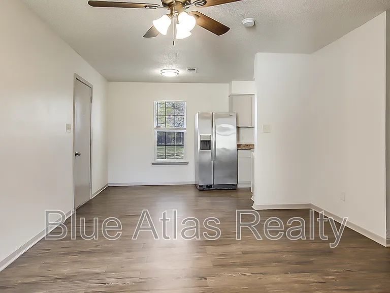 702 Catherine Ln — Photo 3