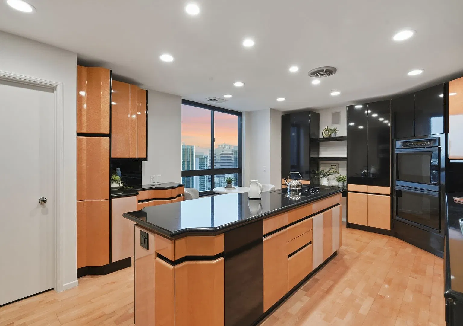 Luxury Penthouse Panoramic Bay & City Views For Rent — Photo 2