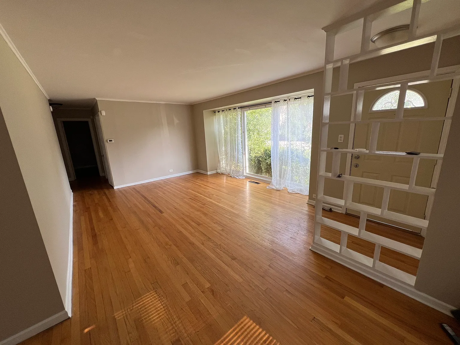 3 bed, 1.5 bath, 1350 sqft, $2,600 — Photo 3