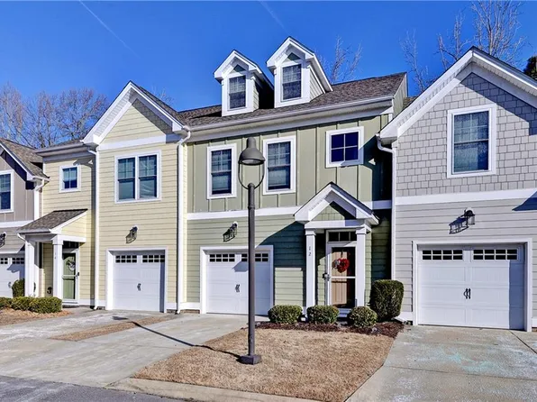 12 Village Park Ln, Poquoson, VA 23662