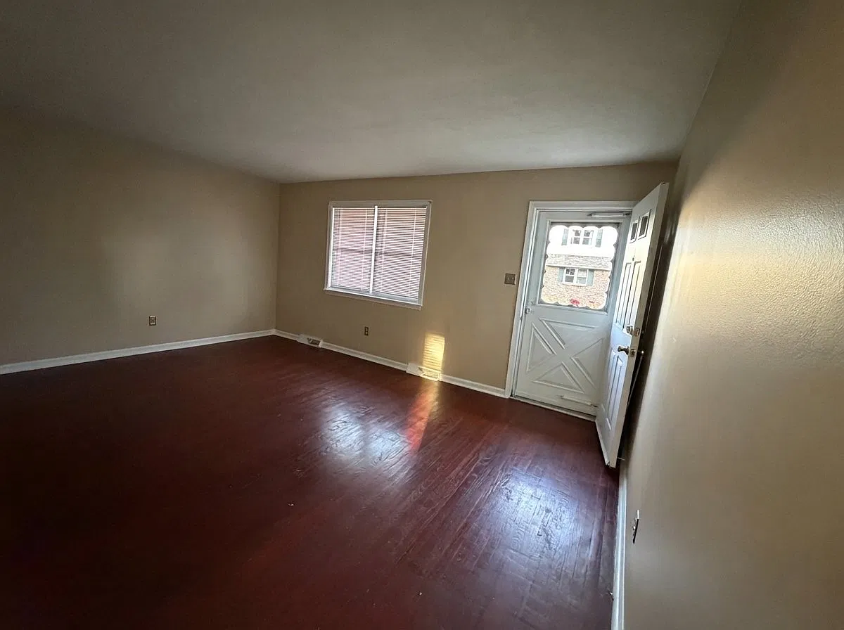 Spacious First Floor 2 Bedroom Duplex on cul de sac — Photo 4
