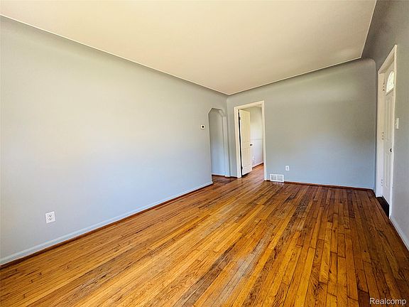 4th image of 27305 Townley St