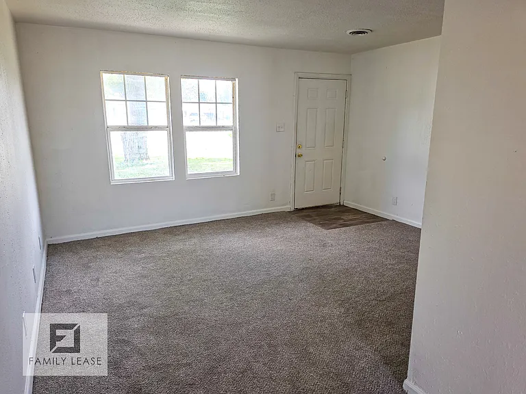 825 Saint Monica Dr — Photo 4