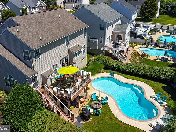 3rd image of 405 Viola Ct N