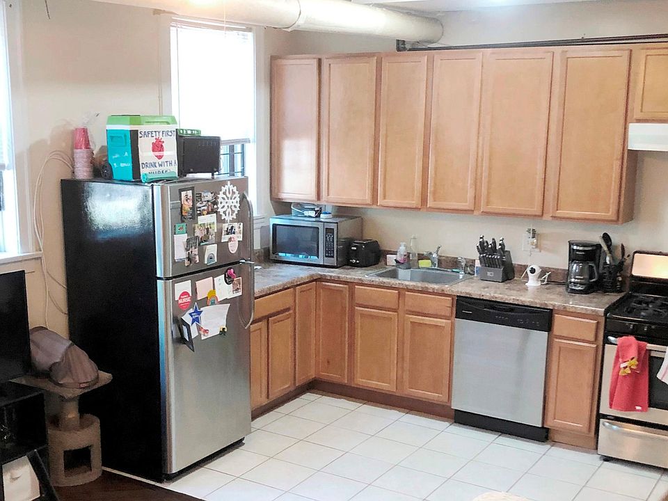 1st image of 3325 N Lakewood Ave #23