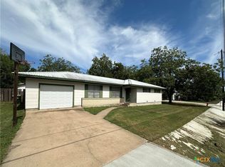 725 S Pecan St, Moulton, TX 77975