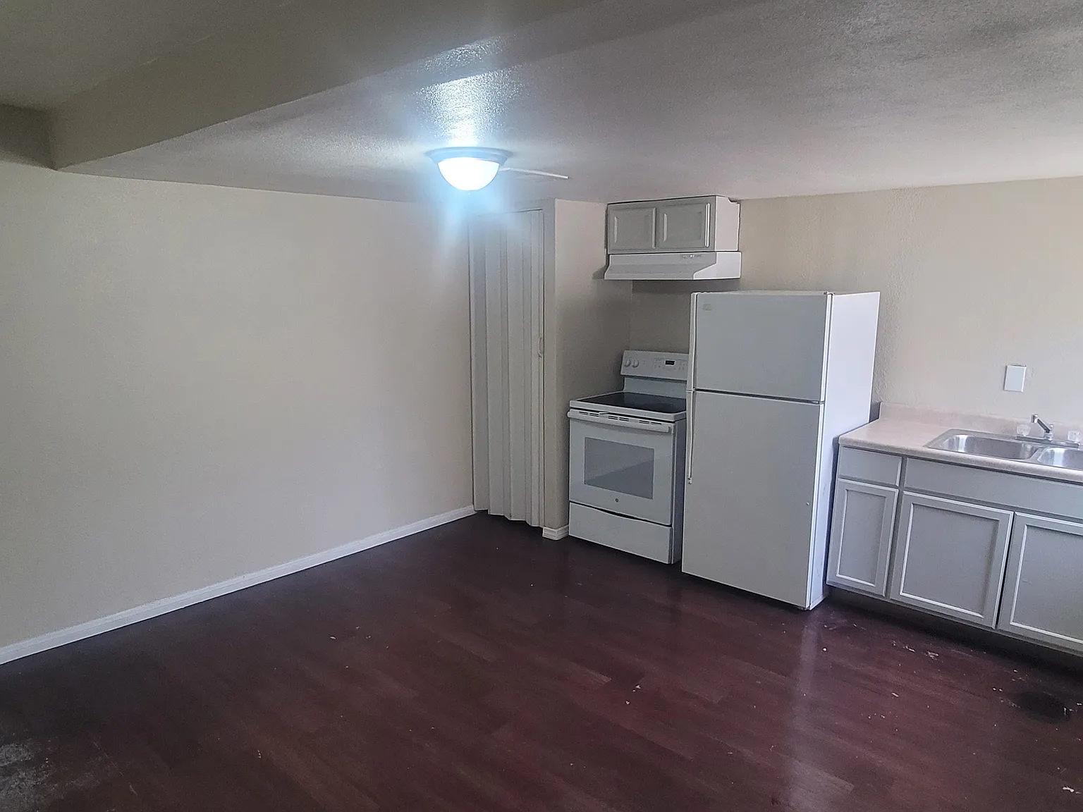 215 Jackson Ave — Photo 2