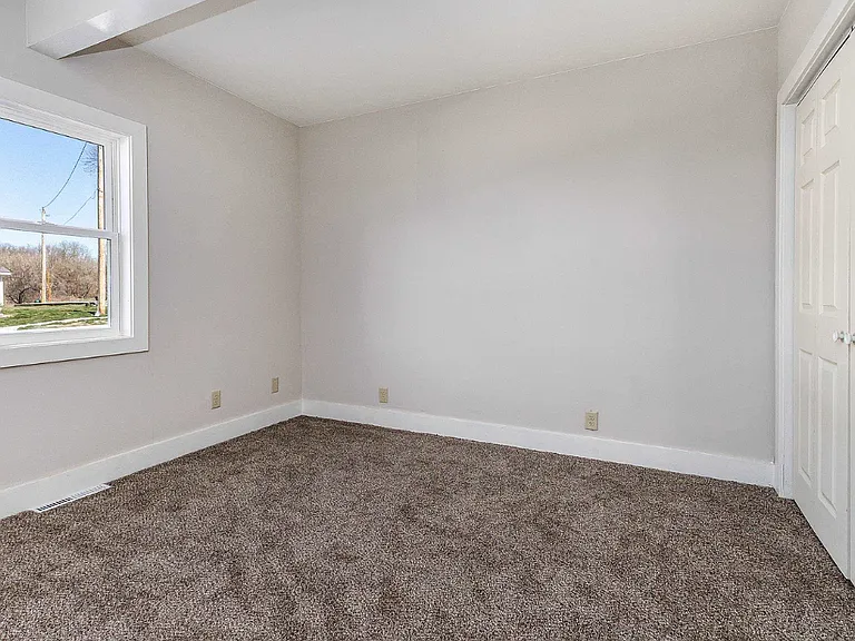 190 Beecher St — Photo 12
