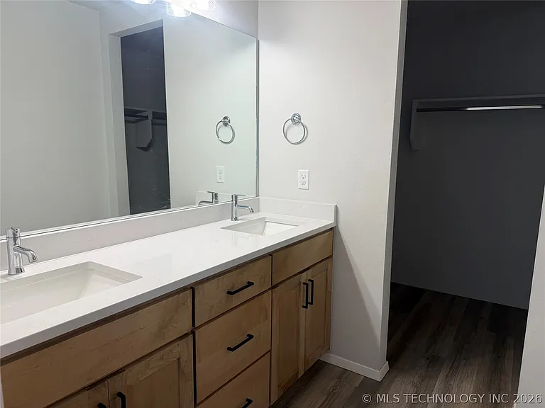 1640 E 140th Pl — Photo 7