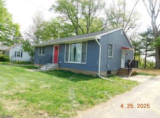 22 Greenwich St, Stewartsville, NJ 08886