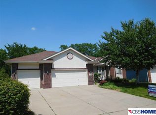 5304 Woodlane Dr, Papillion, NE 68133