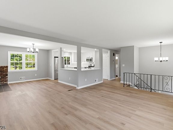 5th image of 10 Red Oak Way