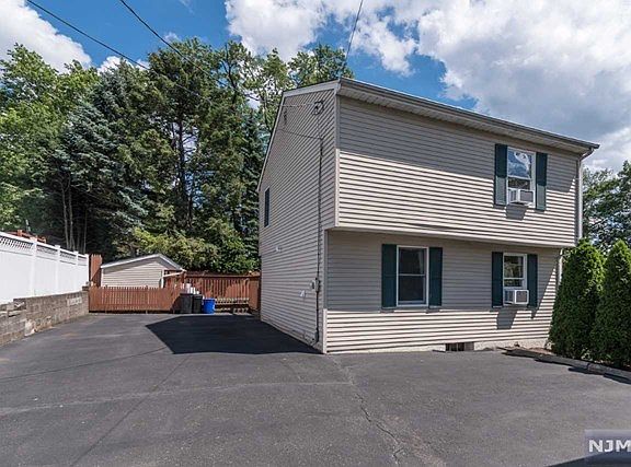 3rd image of 98 Chestnut St