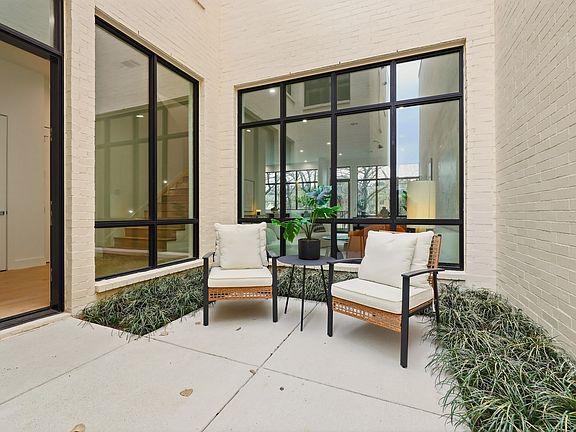 2nd image of 610 N Oak Cliff Blvd #306