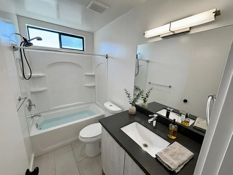 1330 N Martel Ave — Photo 6