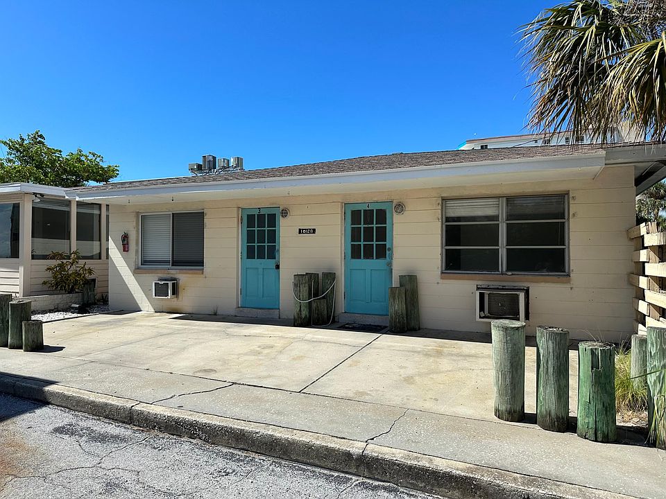 Both Unit 3 and 4 are available. Both same size. One bed, one bath.