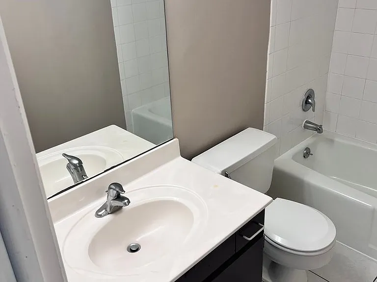 Bristol Square Apartments — Photo 307