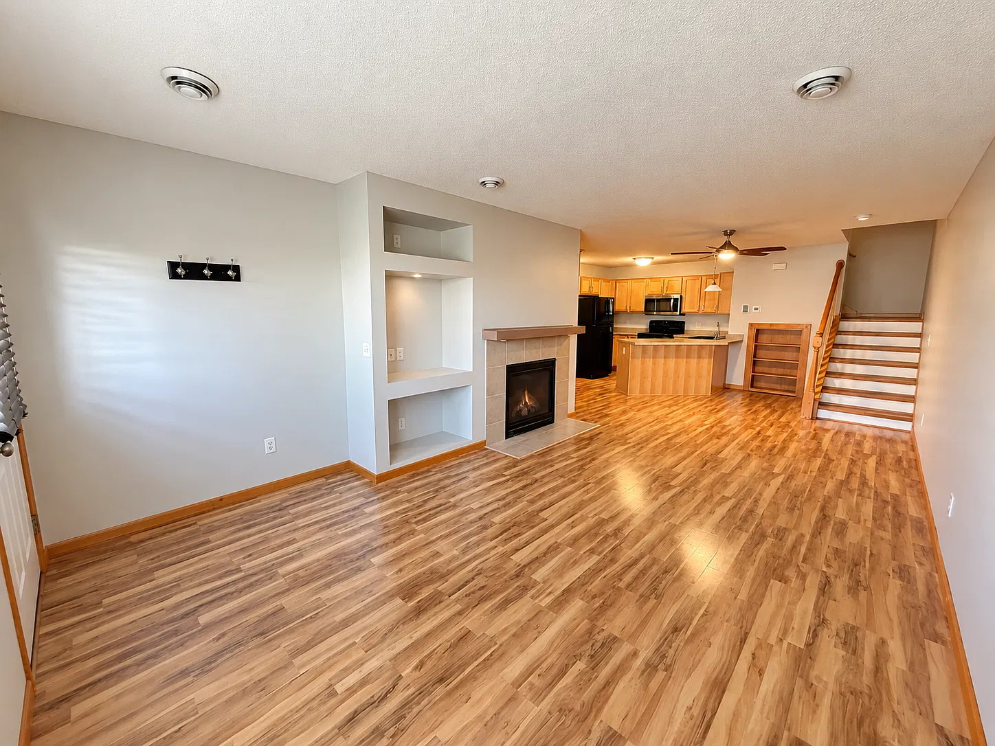 3 bed, 2.5 bath, 1420 sqft, $2,100 — Photo 2