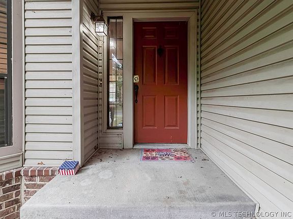 2nd image of 18301 Woodcrest Ln S