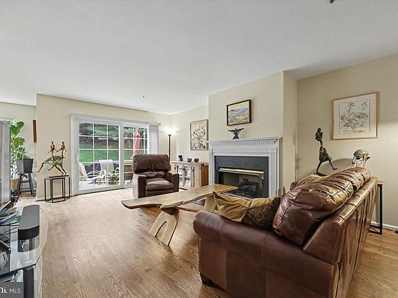 4th image of 15 Essex Ct