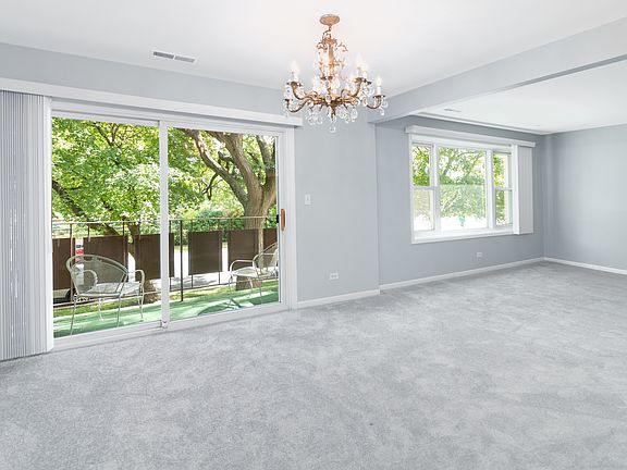 4th image of 8210 Elmwood St #210