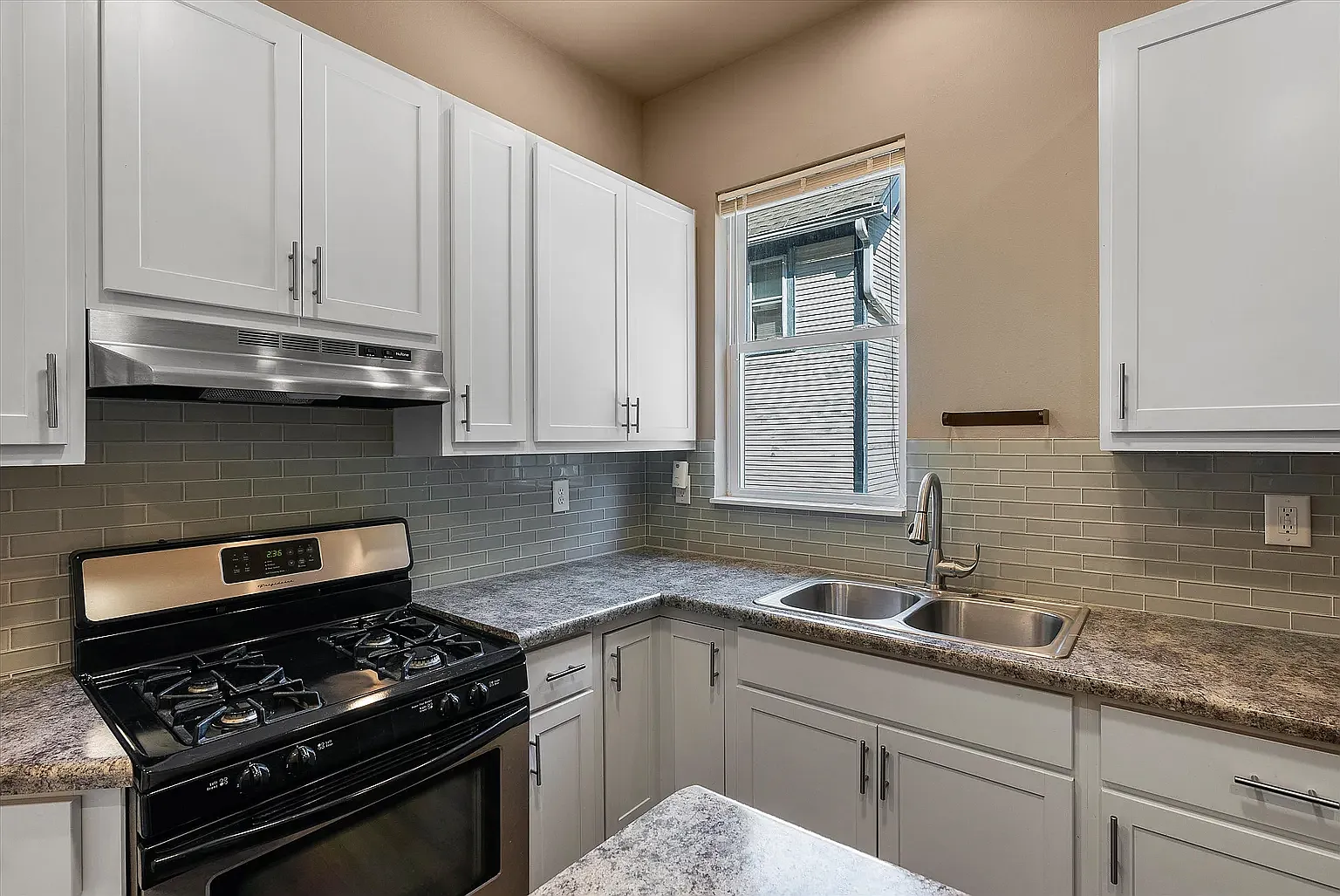2716 N Murray Ave — Photo 4