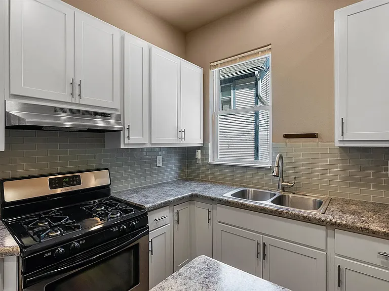 2716 N Murray Ave — Photo 4