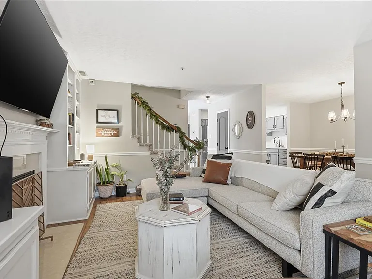 8611 Old Carriage Ct — Photo 14