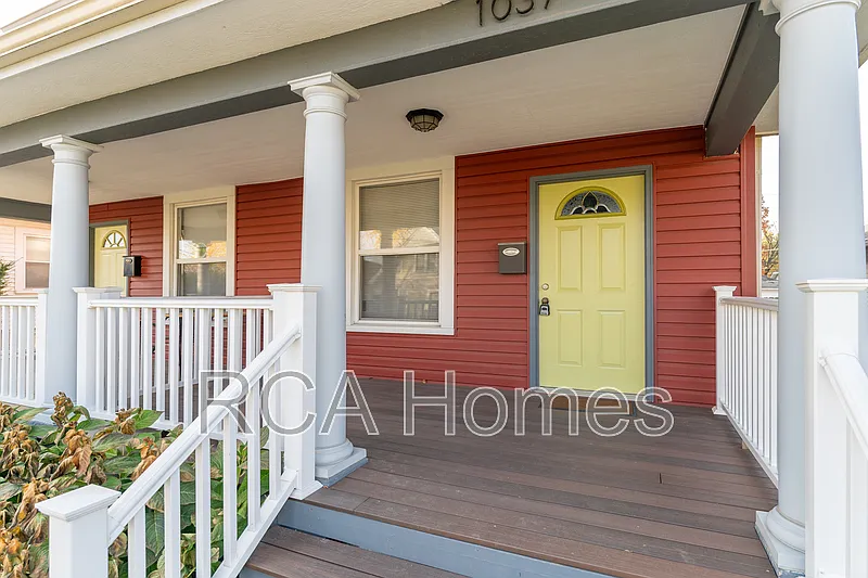 2 bed, 1.5 bath, 1800 sqft, $1,800 — Photo 2