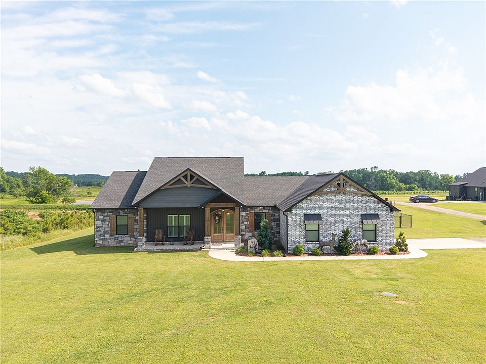 1st image of 2215 Deepwood Dr