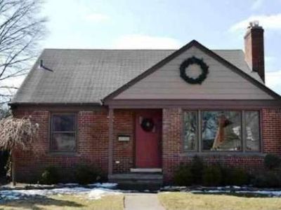 21126 Littlestone Rd, Harper Woods, MI, 48225