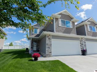 8767 Ridge Hollow Dr, Lincoln, NE 68526