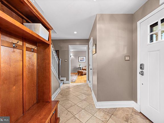 4th image of 805 Chestnut Glen Garth