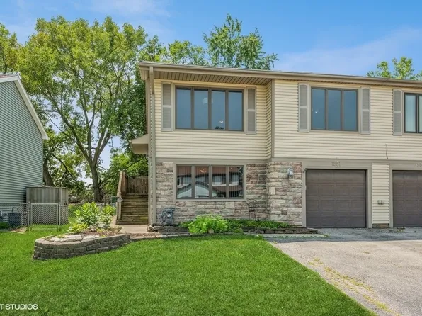 1851 Windward Ln, Hanover Park, IL 60133